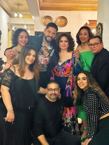 شاهد .. إلهام شاهين تتألق بإطلالة ملوّنة وتعبر عن سعادتها بـ"لمّة العيلة"-بالصور