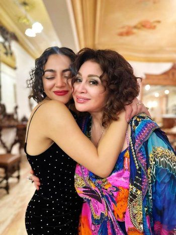 شاهد .. إلهام شاهين تتألق بإطلالة ملوّنة وتعبر عن سعادتها بـ"لمّة العيلة"-بالصور