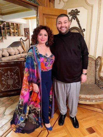 شاهد .. إلهام شاهين تتألق بإطلالة ملوّنة وتعبر عن سعادتها بـ"لمّة العيلة"-بالصور