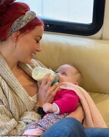 شاهد .. آمبر هيرد ترضع إبنتها الصغيرة وهكذا علقت على صورها من كواليس Aquaman2