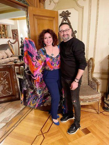 شاهد .. إلهام شاهين تتألق بإطلالة ملوّنة وتعبر عن سعادتها بـ"لمّة العيلة"-بالصور