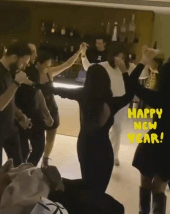 شاهد .. ابنة عاصي الحلاني الصغرى مع حبيبها ليلة رأس السنة.. ووالدتها توثق رقصتهم