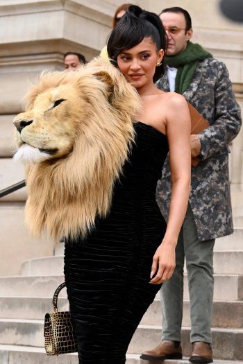 شاهد .. فلاشباك - إطلالات أنثوية لـ هاري ستايلز وسام سميث تثير الجدل .. وكيلي جينر حديث الناس بسبب رأس الأسد