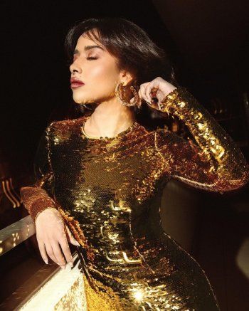 شاهد .. سعر مرتفع لفستان بلقيس الذهبي الذي تألقت به ليلة رأس السنة .. من دار Dolce & Gabbana