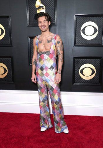 شاهد .. فلاشباك - إطلالات أنثوية لـ هاري ستايلز وسام سميث تثير الجدل .. وكيلي جينر حديث الناس بسبب رأس الأسد