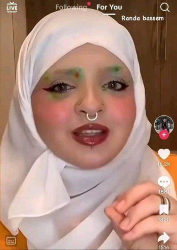 شاهد .. شبيهة محمد هنيدي المحجبة تغزو مواقع التواصل الإجتماعي .. كأنها الخالة نوسة