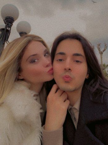 شاهد .. بالرغم من نعيه لها.. بدر خلف يظهر برفقة زوجته!