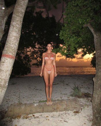 شاهد .. كيندال جينر تستعرض رشاقتها بمايوه جريء للغاية - بالصور