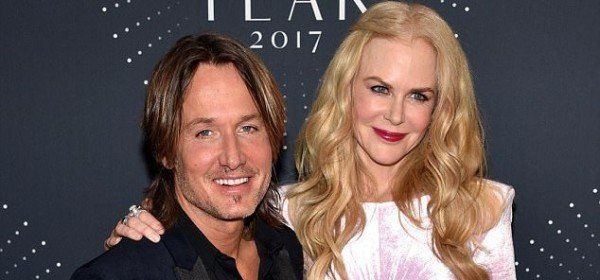 شاهد .. نيكول كدمان بالمايوه مع زوجها على البحر وهو يلامس مكاناً حساساً في جسدها-بالصور