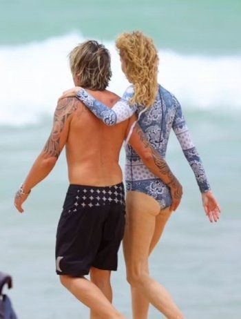 شاهد .. نيكول كدمان بالمايوه مع زوجها على البحر وهو يلامس مكاناً حساساً في جسدها-بالصور