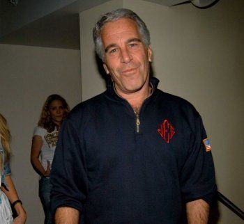 شاهد .. تفاصيل قضية جيفري إبستاين: صاحب أكبر شبكة "إتجار بالجنـ ـس مع قاصرات" ولائحة بأسماء نجومكم المفضلين المتورطين معه