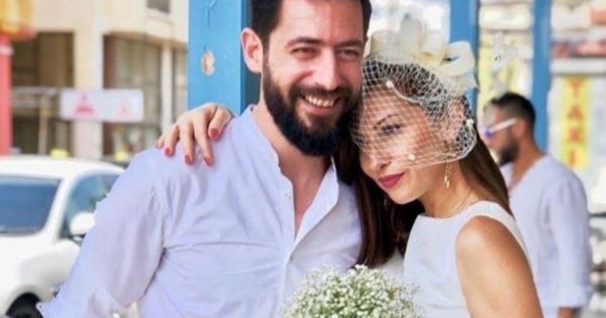 شاهد .. برومانسية طاغية .. هكذا هنأ إيلي متري زوجته بعيد ميلادها-بالصور