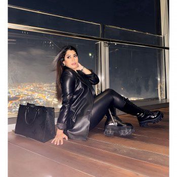 شاهد .. بالجلد الأسود..أيتن عامر تخطف الأنظار بلوك كاجوال مميز