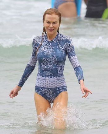 شاهد .. نيكول كدمان بالمايوه مع زوجها على البحر وهو يلامس مكاناً حساساً في جسدها-بالصور