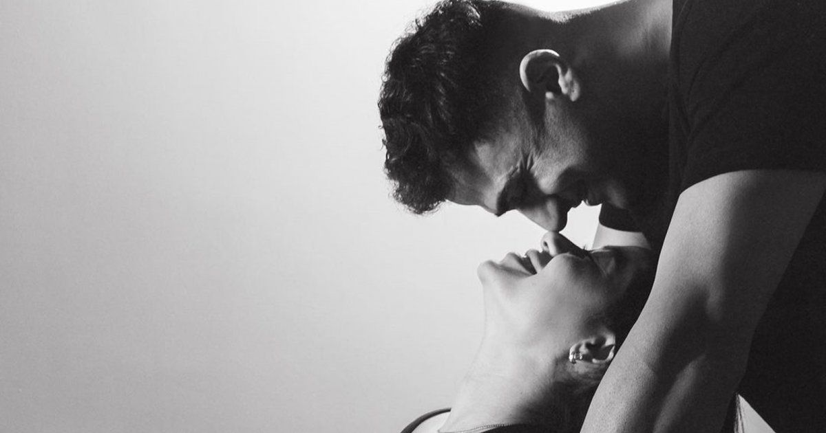 شاهد .. أول إطلالة لـ رحمة رياض بعد إعلانها حملها.. وهكذا بدت بالفستان الأبيض