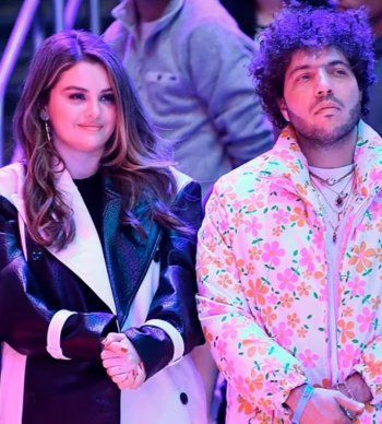 شاهد .. بعد تلميحها إلى الاعتزال.. سيلينا غوميز بصحبة حبيبها الجديد بإحدى مباريات كرة السلة