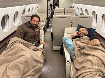 شاهد .. بالصور- من داخل الطائرة الخاصة.. هذا ما كان يفعله أحمد سعد وشقيقه عمرو