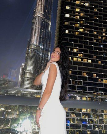 شاهد .. بالصور- من دبي وإلى جانب برج خليفة..هاجر أحمد تتألق بفستان ابيض رائع