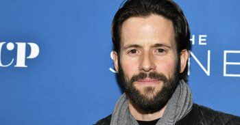 شاهد .. مقتل ممثل عالمي وابنتيه إثر حادث تحطم طائرة