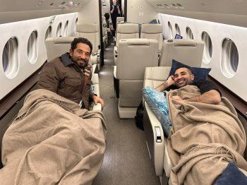 شاهد .. بالصور- من داخل الطائرة الخاصة.. هذا ما كان يفعله أحمد سعد وشقيقه عمرو