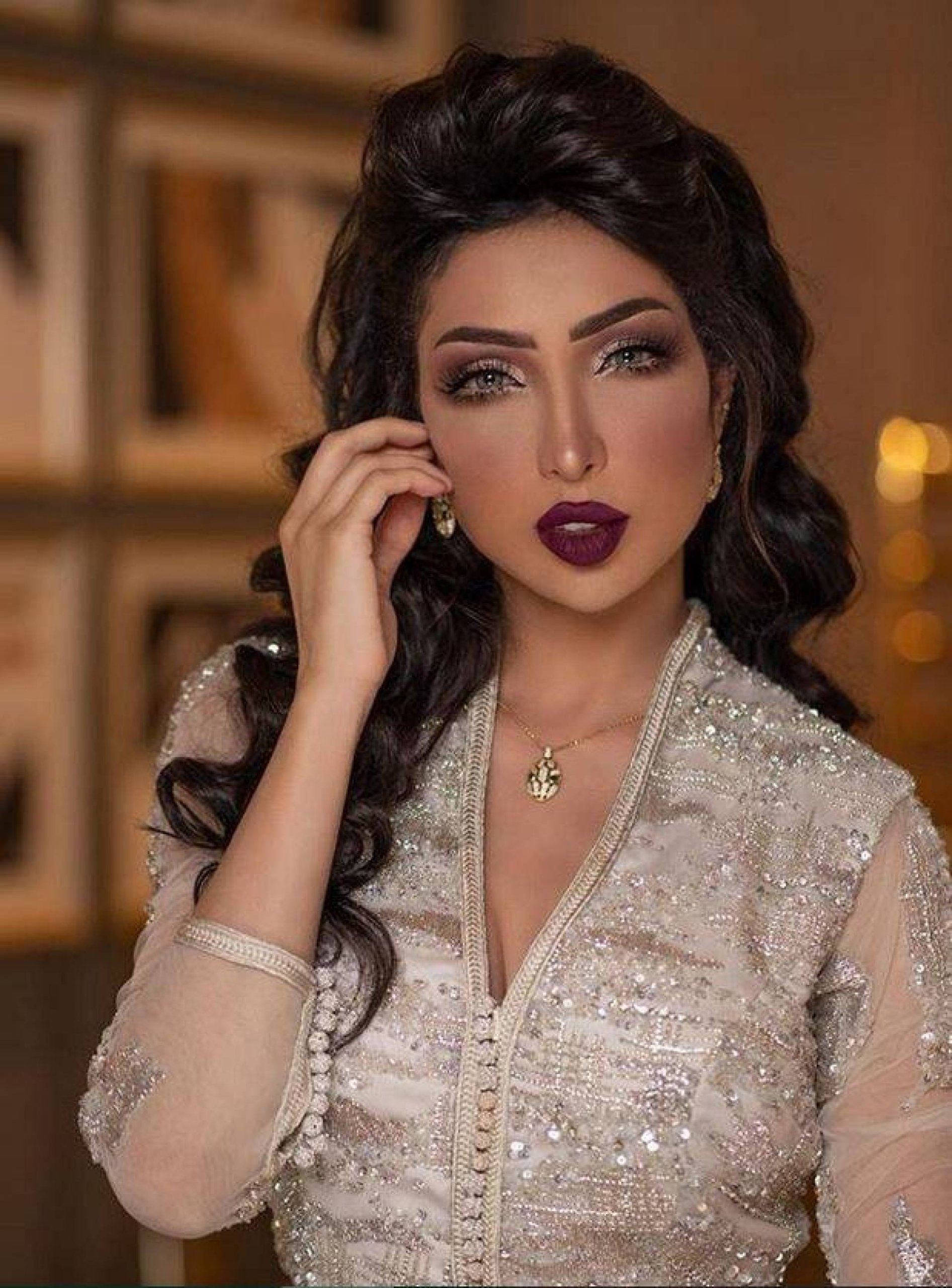 دنيا بطمة تفضح المشاهير.. وتستنجد بملك المغرب