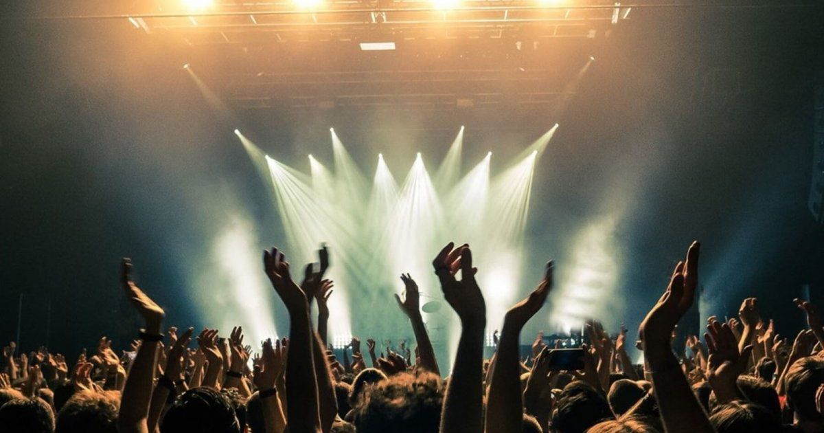 شاهد .. فيديو خادش للحياء .. نجمة شهيرة تبيح جسمها لملامسته من كل الجمهور في حفلها