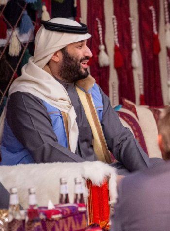 شاهد .. ولي العهد الأمير محمد بن سلمان يتصدر بجاكيت ارتداه ويتسبب بهذا الأمر