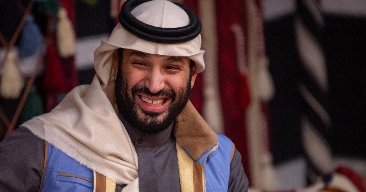 شاهد .. ولي العهد الأمير محمد بن سلمان يتصدر بجاكيت ارتداه ويتسبب بهذا الأمر