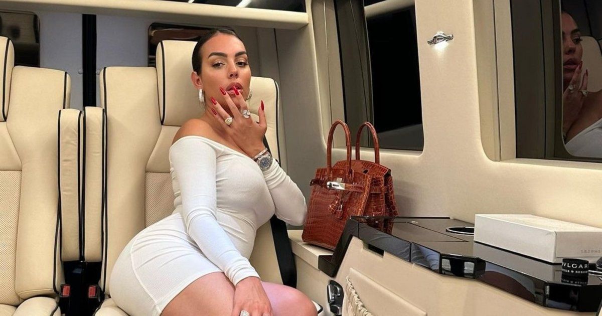 شاهد .. جورجينا رودريغيز تتناول حلوى القطن بطريقة غريبة للغاية.. وفيديو يحدث ضجة!