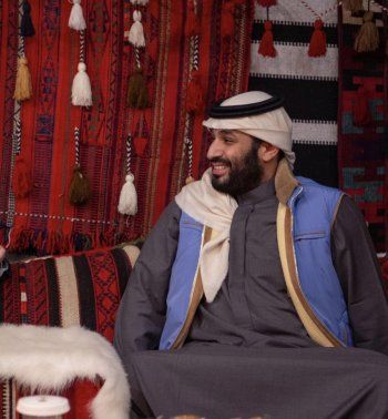شاهد .. ولي العهد الأمير محمد بن سلمان يتصدر بجاكيت ارتداه ويتسبب بهذا الأمر