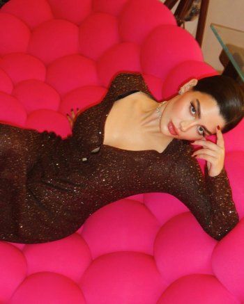 شاهد .. بالصور- إطلالة لامعة وجمال مميز..روان بن حسين تستعرض أنوثتها بفستان ضيق