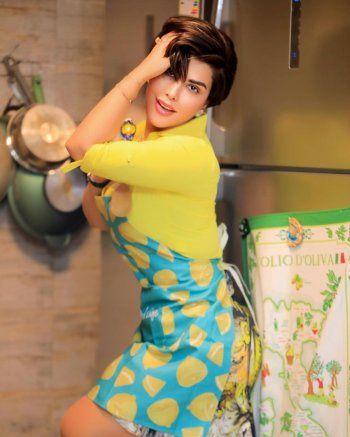 شاهد .. بتنورة قصيرة.. شمس الكويتية تثير الجدل بصورها خلال تحضيرها وجبة إفطار في مطبخها