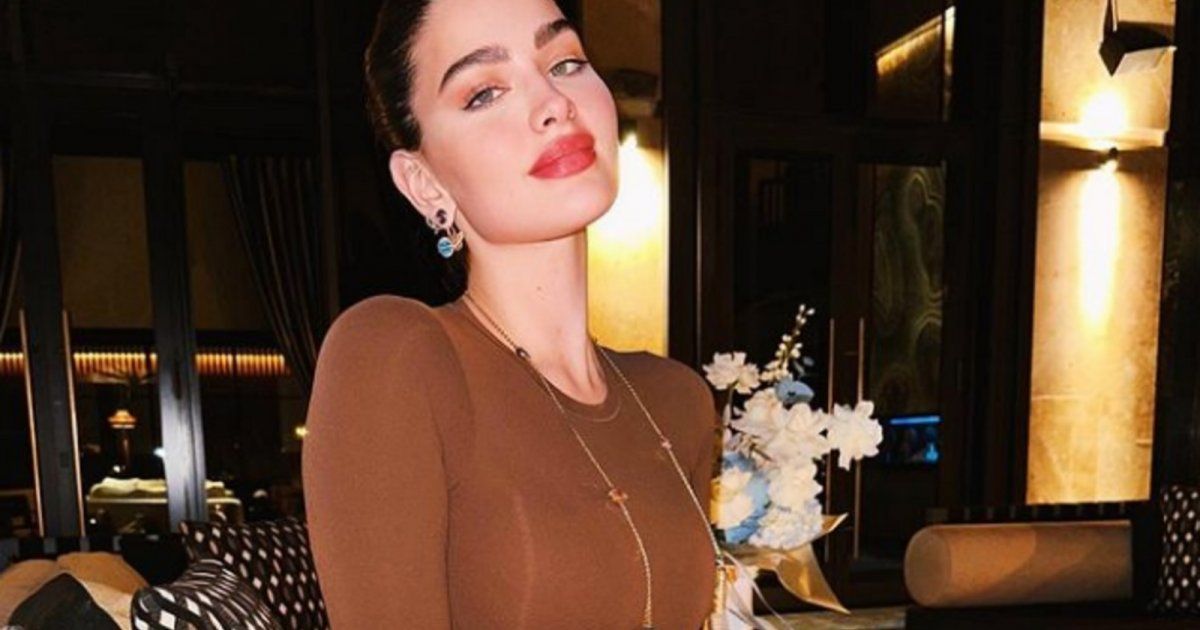 شاهد .. بالصور- إطلالة لامعة وجمال مميز..روان بن حسين تستعرض أنوثتها بفستان ضيق