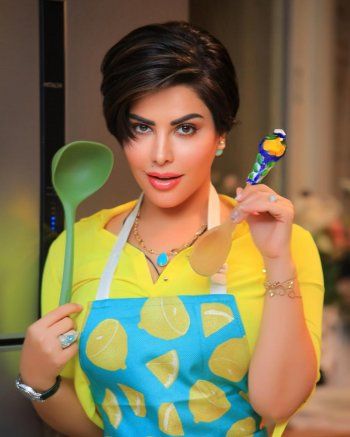 شاهد .. بتنورة قصيرة.. شمس الكويتية تثير الجدل بصورها خلال تحضيرها وجبة إفطار في مطبخها