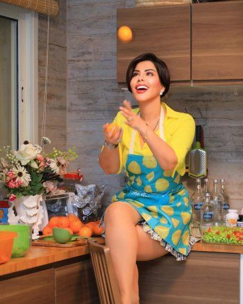 شاهد .. بتنورة قصيرة.. شمس الكويتية تثير الجدل بصورها خلال تحضيرها وجبة إفطار في مطبخها