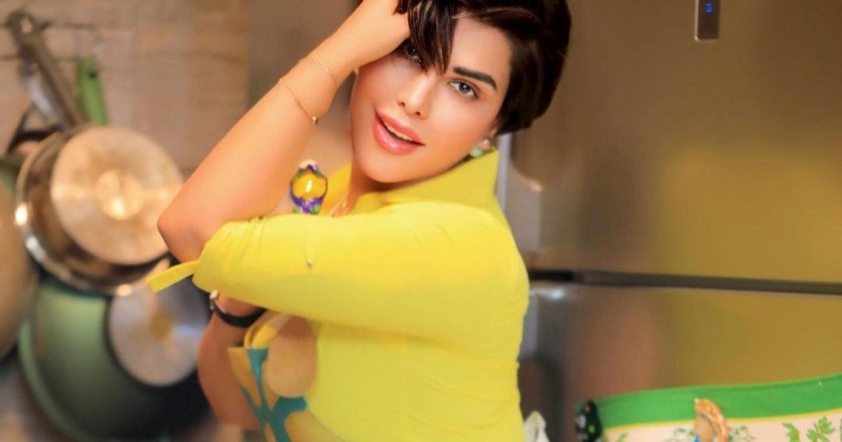 شاهد .. بتنورة قصيرة.. شمس الكويتية تثير الجدل بصورها خلال تحضيرها وجبة إفطار في مطبخها