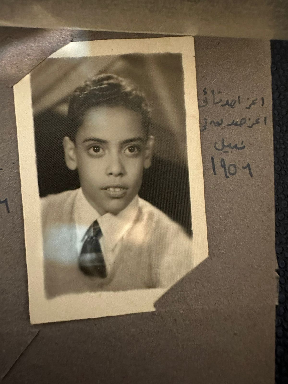 حزر فزر| لمن هذه الصورة؟.. فنان كبير اشتهر بالوقار ولقب بالقبطان