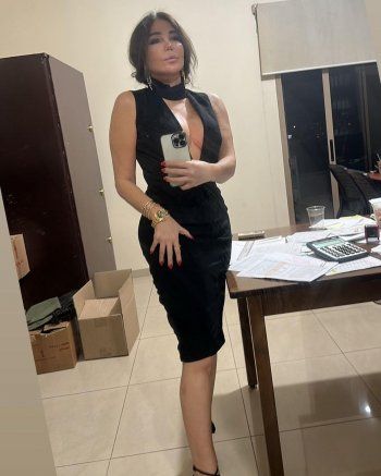 شاهد .. مي حريري تحذف هذه الصور بعد تعرضها للهجوم بسبب جرأة فستانها