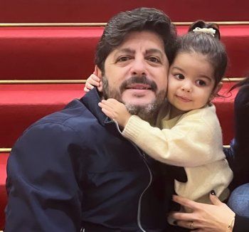 شاهد .. بالصورة- تاليا إبنة طوني عيسى تعطيه غمرة من الحب ولطافتها تخطف القلوب