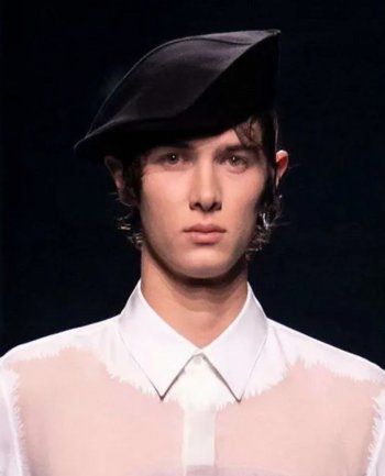 شاهد .. بالصور - أمير أوروبي يشارك في عرض أزياء وما قاله لافت