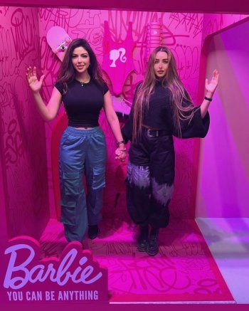 شاهد .. هنا الزاهد "باربي الشقراء" وتستمتع على طريقة الدمية الشهيرة