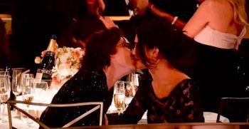 شاهد .. بالصور- قبلة كايلي جينر وحبيبها الممثل شهير تحدث ضجة