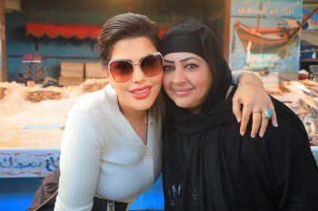 شاهد .. شمس الكويتية برفقة عدد من سكان بور سعيد وتعلق :"مدينة الوشوش الطيبة"-بالصور