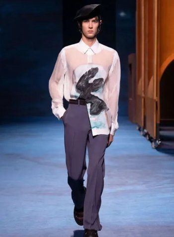 شاهد .. بالصور - أمير أوروبي يشارك في عرض أزياء وما قاله لافت