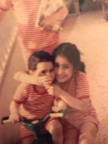 شاهد .. ملكة جمال لبنان السابقة بعين دامعة تشكو من جحود أولادها وتناشدهم أن يبادلوها محبتها-بالصور