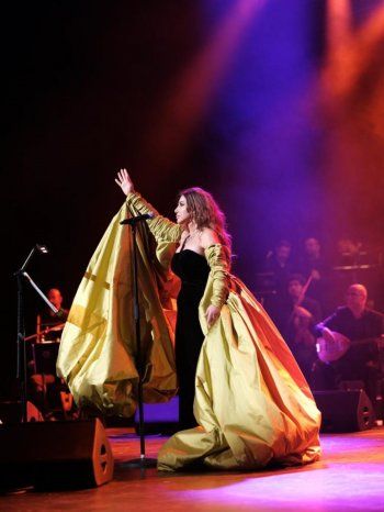 شاهد .. بالصور- ممثلة عالمية ترتدي فستان نجوى كرم الفخم