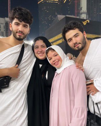 شاهد .. زوجة مجدي الهواري تثير غضب الجمهور بتصرفها خلال تأديتها مناسك العمرة - بالصور