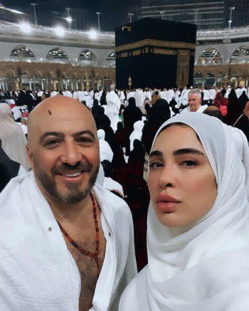 شاهد .. زوجة مجدي الهواري تثير غضب الجمهور بتصرفها خلال تأديتها مناسك العمرة - بالصور