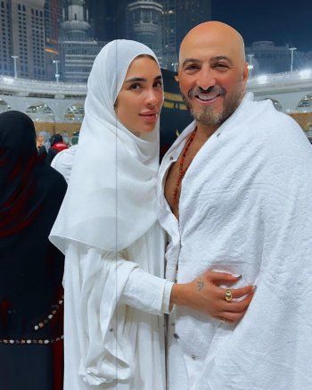 شاهد .. زوجة مجدي الهواري تثير غضب الجمهور بتصرفها خلال تأديتها مناسك العمرة - بالصور