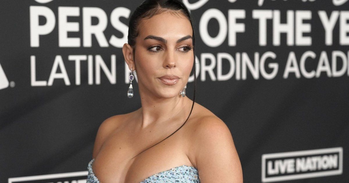 شاهد .. شبيهة جورجينا رودريغيز تقلد طريقتها في تناول حلوى القطن.. بالفيديو